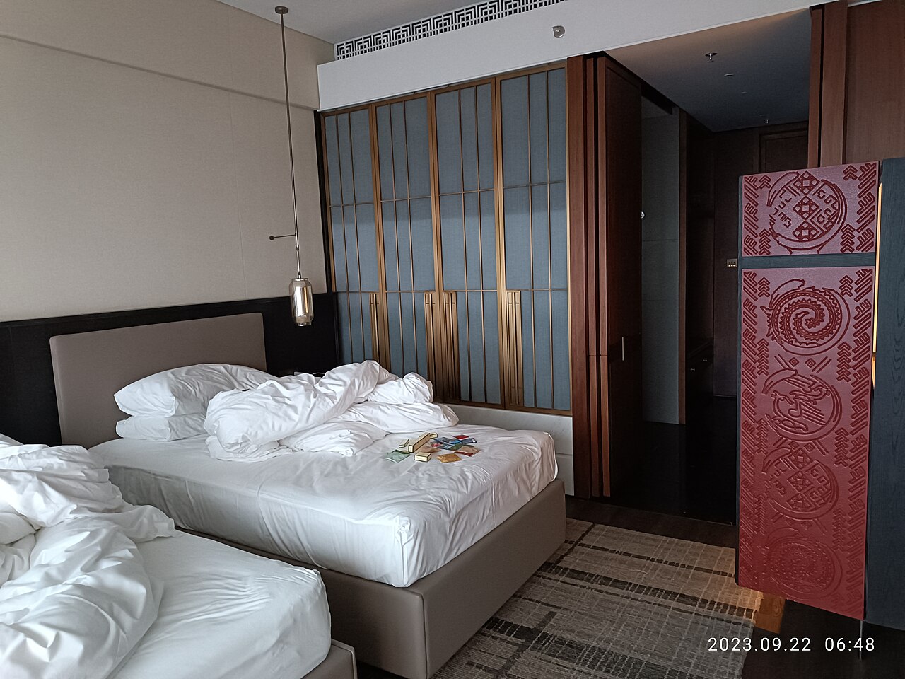 Phòng khách sạn có giường đôi trắng và cửa sổ lớn ở Nam Ninh, Quảng Tây