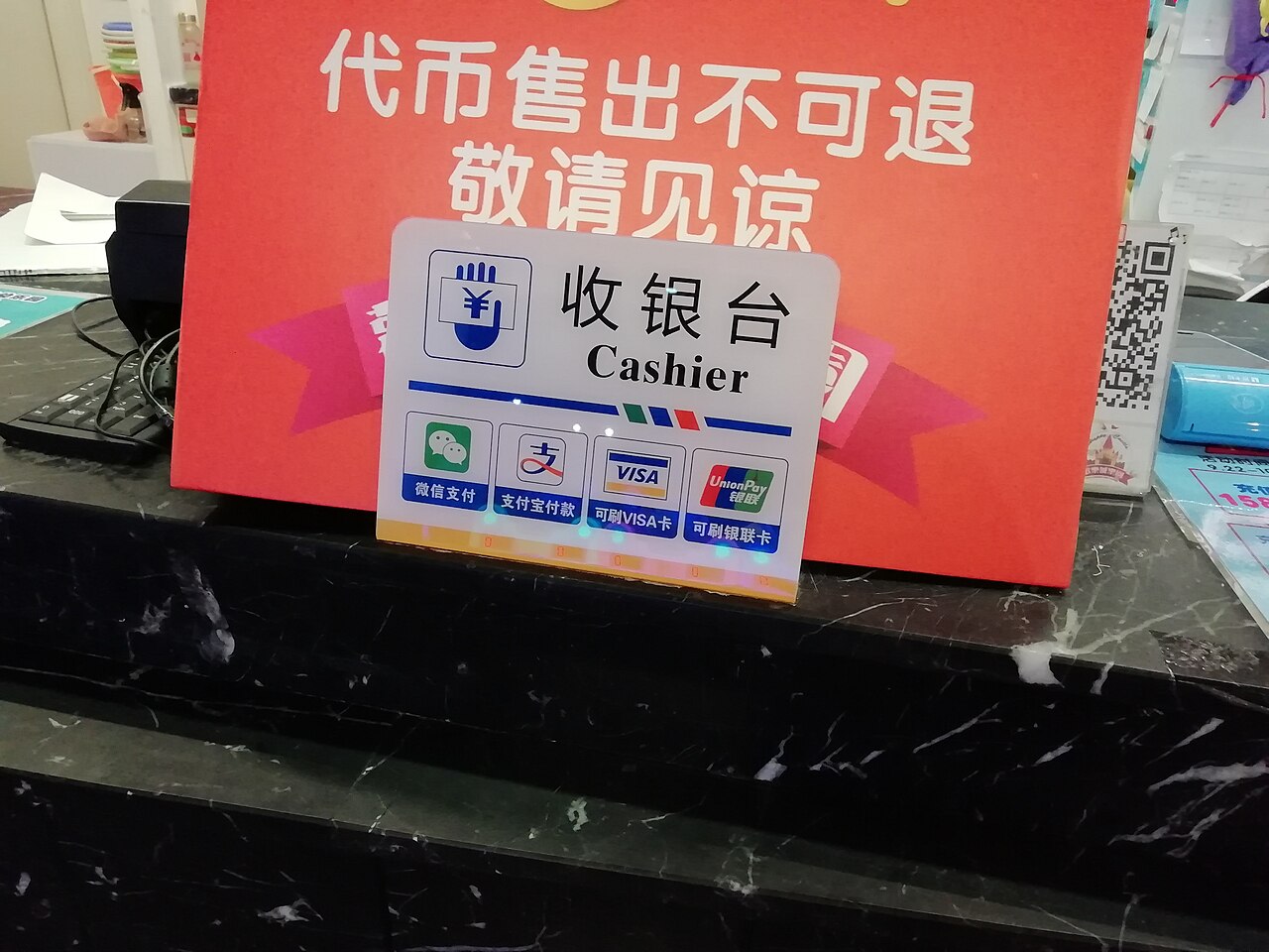 Bảng 收银台 và biểu tượng thanh toán Alipay, WeChat Pay trên quầy thu ngân cửa hàng ở Tô Châu