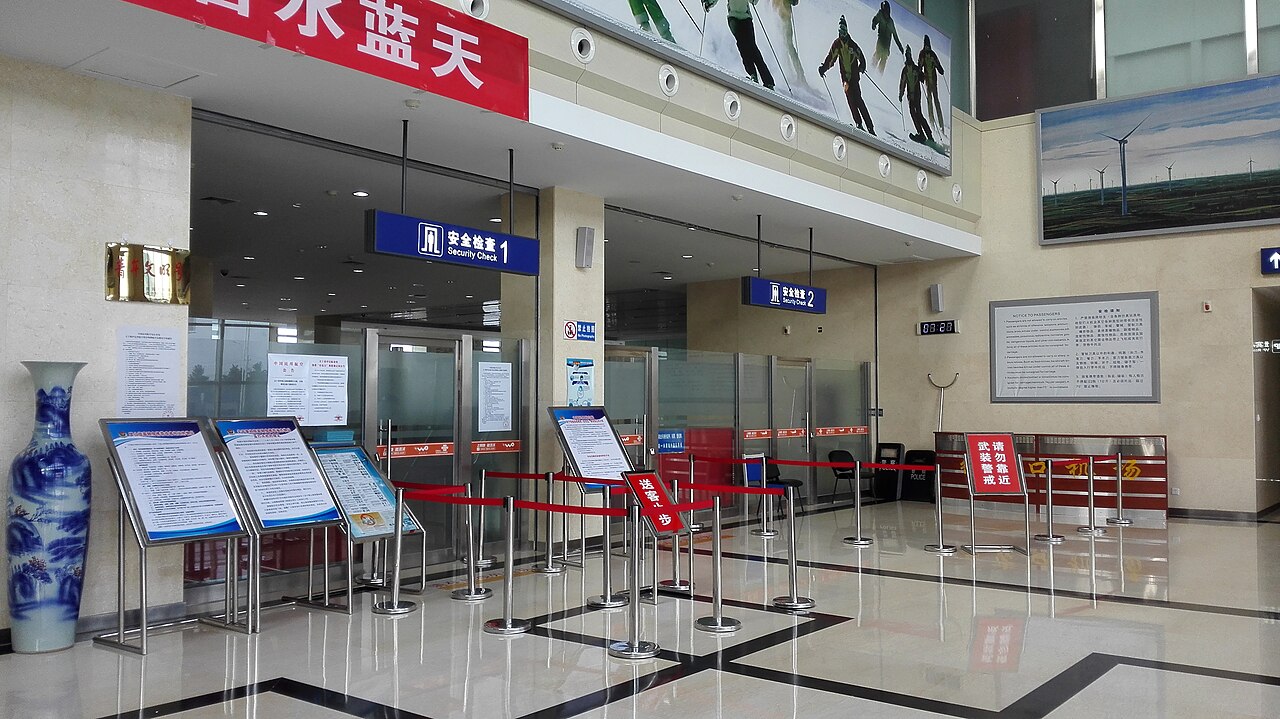 Khu kiểm tra an ninh với hàng rào xếp hàng ở sân bay Trương Gia Khẩu Ninh Viễn