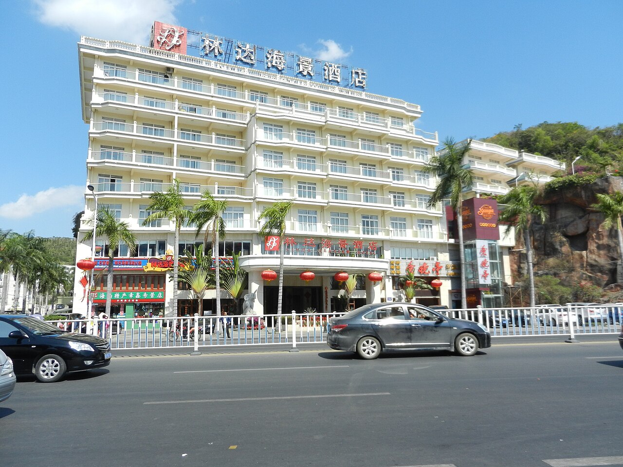 Khách sạn và hàng dừa ở Đại Đông Hải, Tam Á, minh hoạ từ vựng 酒店 và 房间