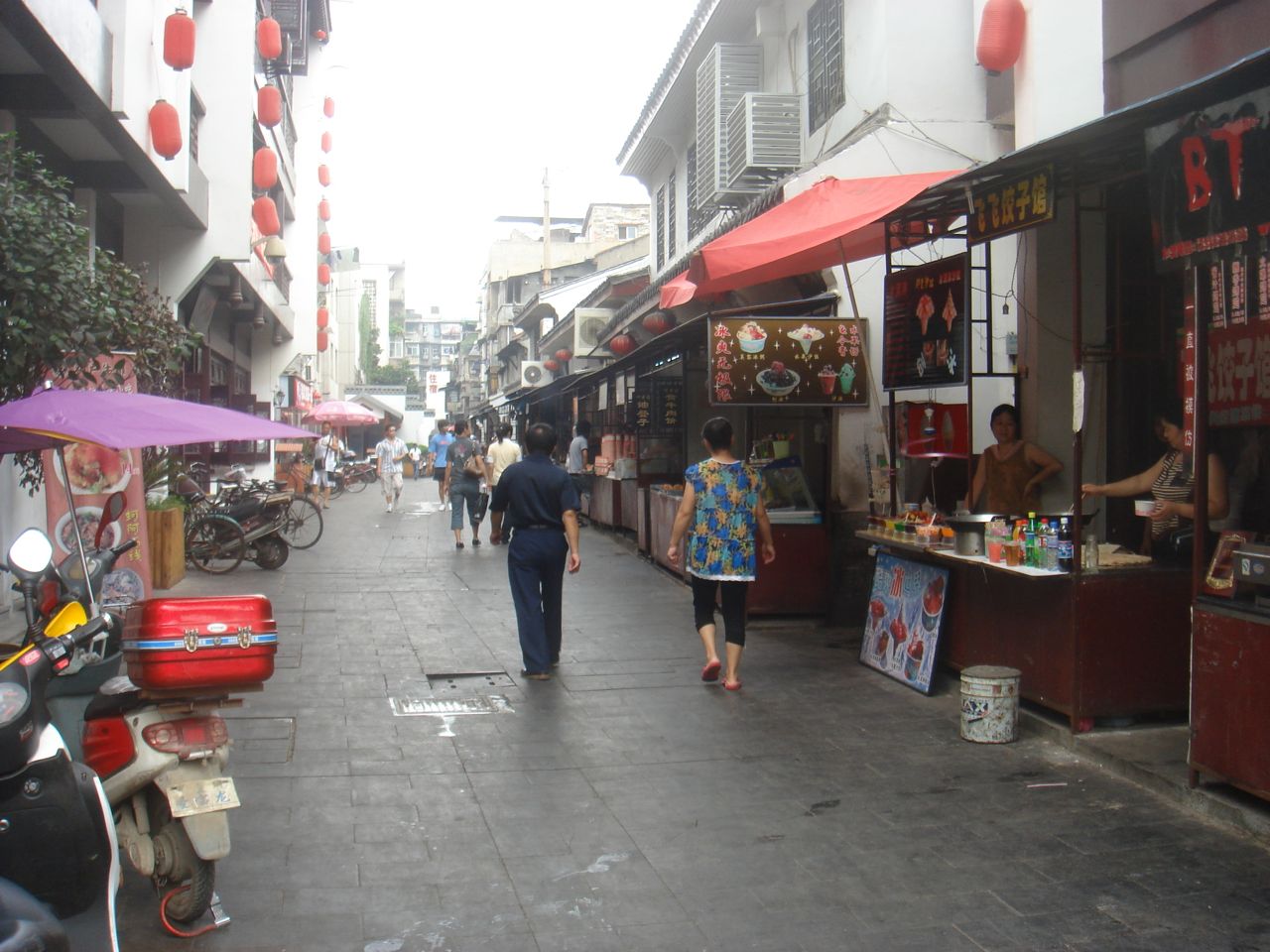 Quầy hàng và khách đi dạo ở Hộ Bộ Hạng, Vũ Hán, nơi bạn có thể dùng tiếng Trung để hỏi giá và trả giá