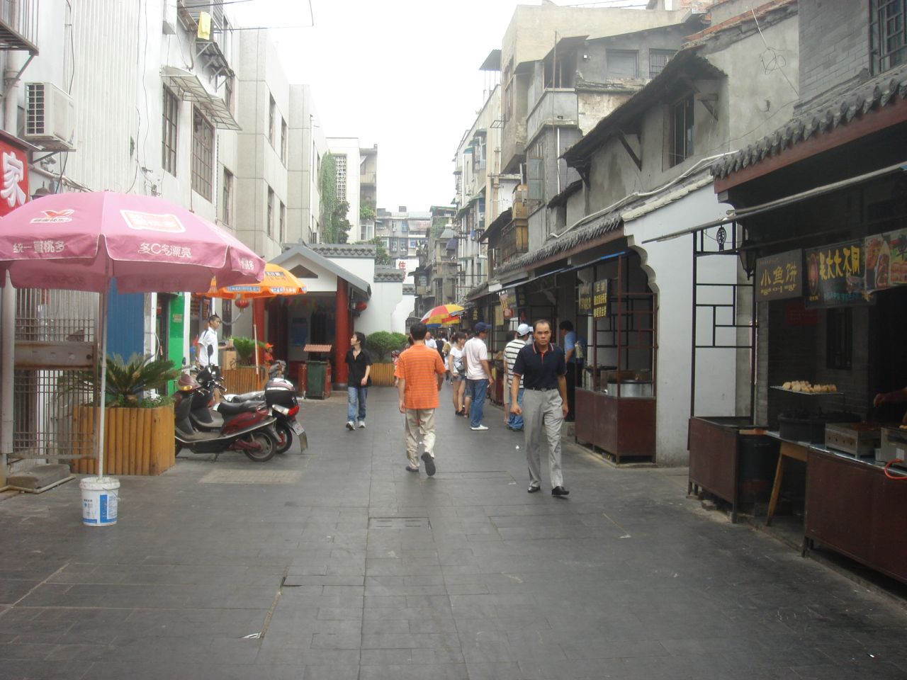 Biển hiệu và quán ăn dọc phố Hộ Bộ Hạng, nơi cần đọc chữ Hán để chọn quán và món