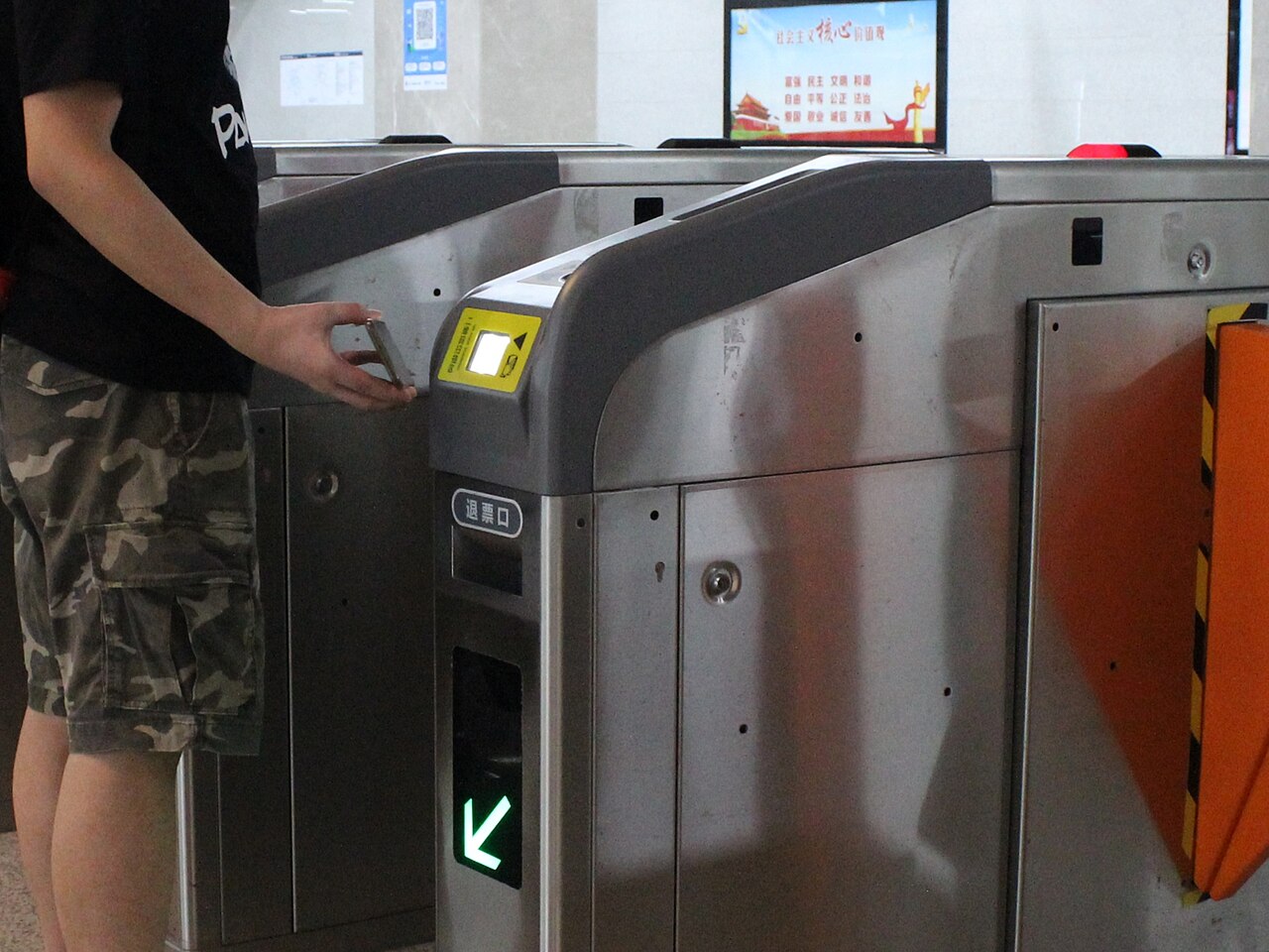 Hành khách quẹt thẻ ở cổng metro Vũ Hán, Hồ Bắc