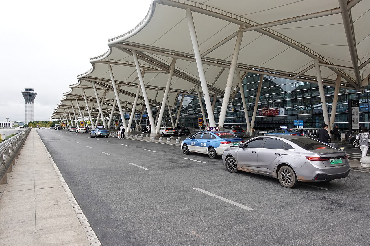 Làn xe đón trả khách trước nhà ga sân bay Hoàng Hoa, Trường Sa, nơi tìm điểm đón taxi và Didi