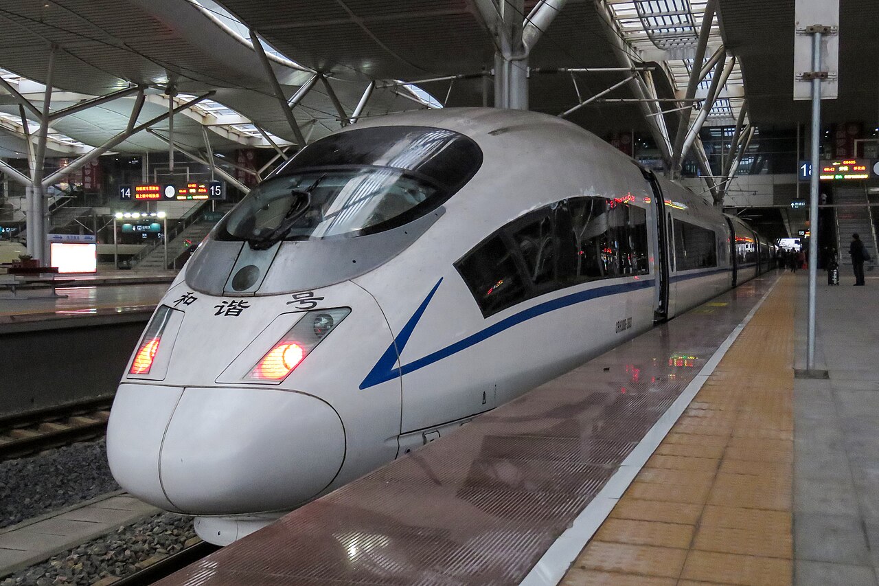 Tàu cao tốc CRH380B đỗ ở sân ga Trường Sa Nam, minh hoạ câu 火车到了