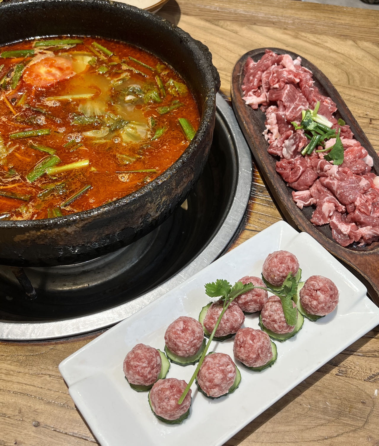 Bò nấu nước chua 酸汤牛肉 kiểu Quý Châu, thường ăn dạng lẩu, một món có tên mô tả dễ đọc trên thực đơn