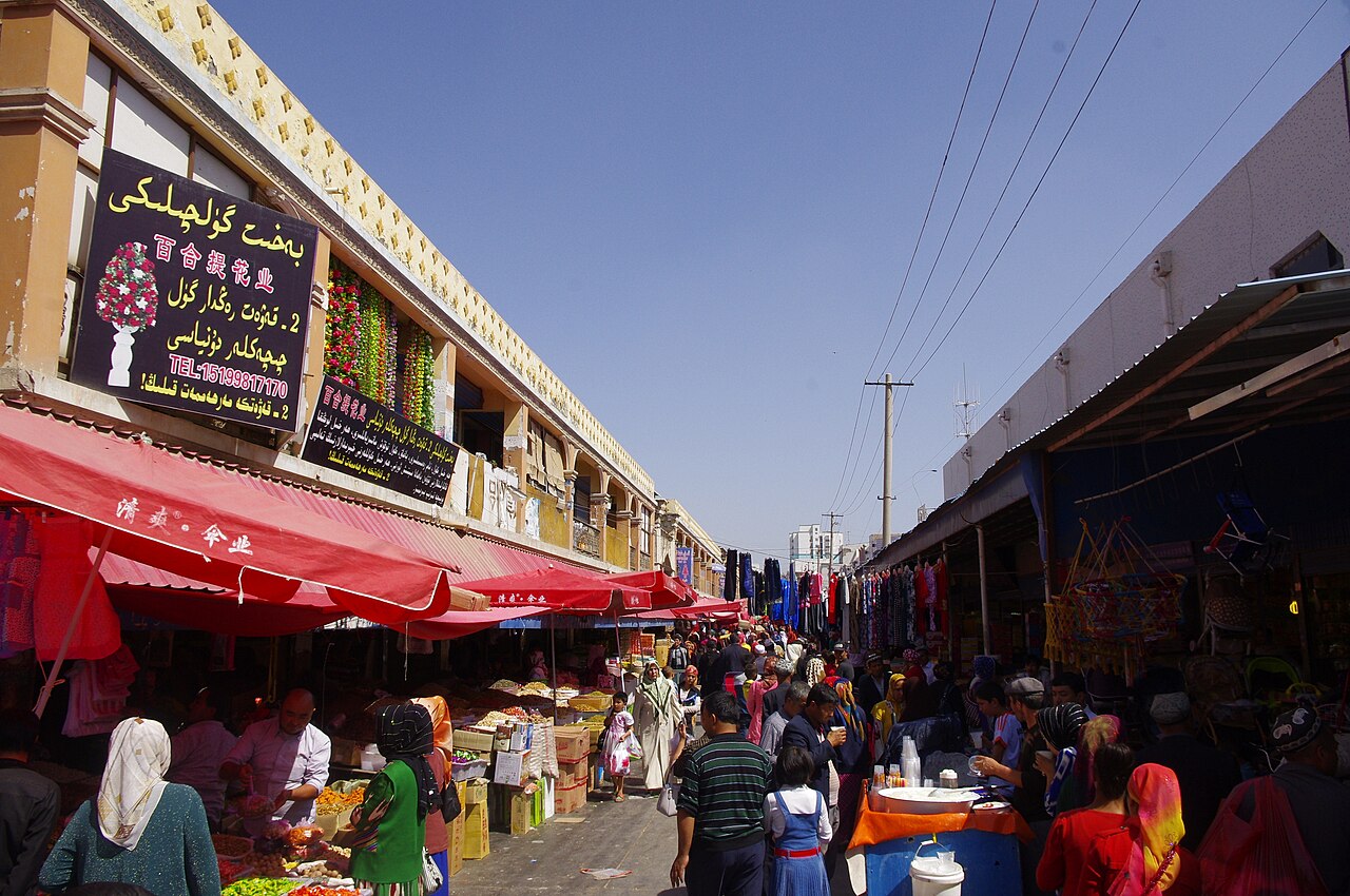 Khu chợ truyền thống ở Kashgar, nơi thường cần mặc cả bằng tiếng Trung