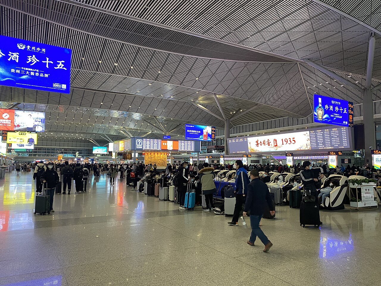 Sảnh soát vé đông hành khách ở ga Tây An Bắc, minh hoạ cấu trúc 了 trong câu 我买了两张票