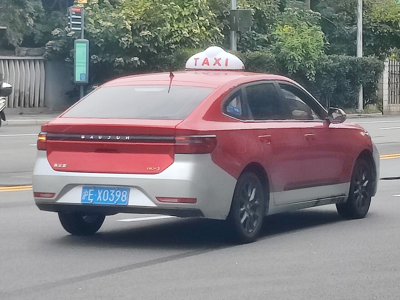 Taxi đỏ bạc trên đường Thượng Hải, nơi cần dùng tiếng Trung đi taxi để nói điểm đến