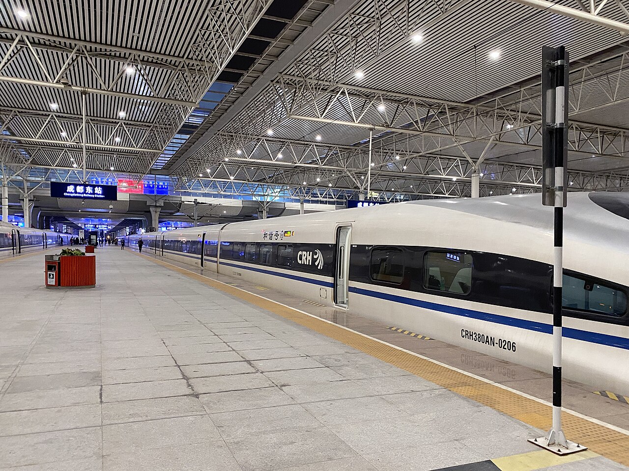 Tàu cao tốc CRH380AN dừng ở sân ga 14 ga Thành Đô Đông, minh hoạ câu 火车要开了