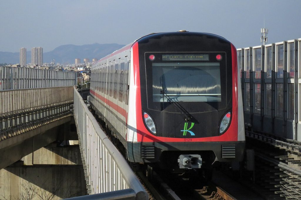 Tàu metro Côn Minh (昆明地铁) rời một ga trên cao